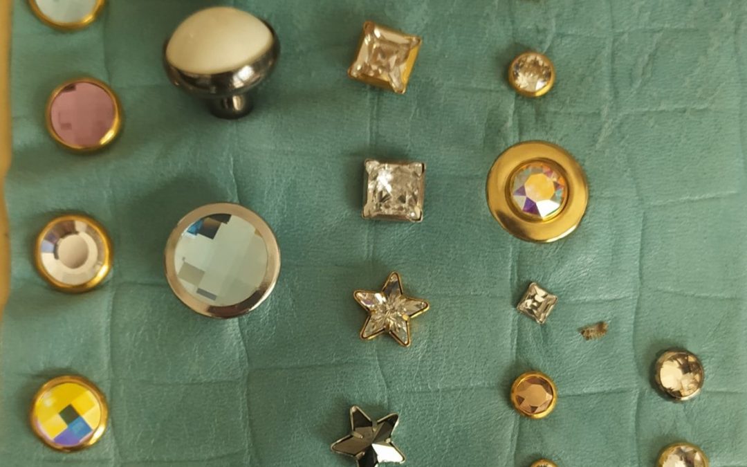 Eyelets and pressure buttons